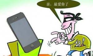 上海男子去派出所报案，顺手牵羊偷警察手机