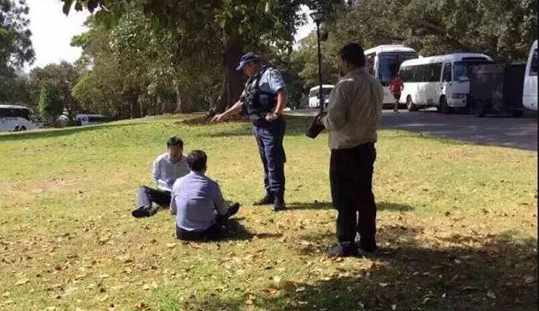 不文明行为为何屡屡发生?中国大叔悉尼随地大小便被捕 不文明行为为何屡屡发生?中国大叔悉尼随地大小便被捕