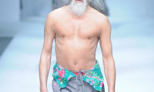 80岁中国老鲜肉的T台秀 迷倒了一片老外