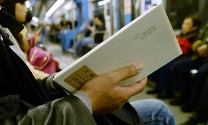 有人在重庆轨道车厢里&ldquo;丢&rdquo;了40本书 你看到了吗？