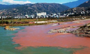 所以环保只是一句空话？！四川一河流变&ldquo;血河&rdquo;，场面触目惊心！