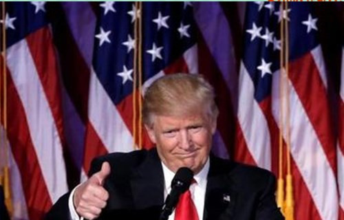 特朗普当选,美国民调专家打赌失败,兑现诺言吃虫 特朗普当选,美国民调专家打赌失败,兑现诺言吃虫