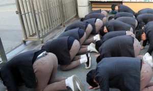 韩国&ldquo;高考&rdquo;拉开帷幕 学弟学妹在考场外下跪加油！