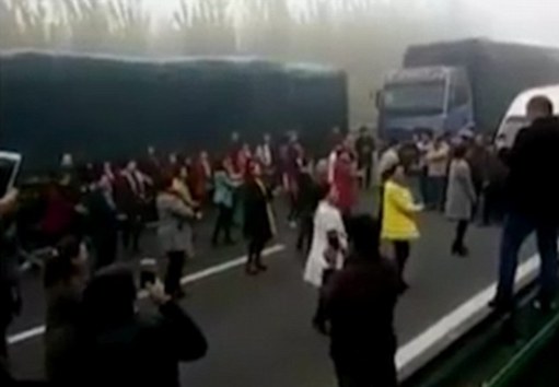 不如跳舞:高速路堵车6小时大妈跳起广场舞 不如跳舞:高速路堵车6小时大妈跳起广场舞