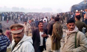 印度发生特大火车脱轨事故 已造成至少115人死亡