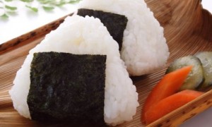 比赛吃饭团子 日本一男子居然噎死