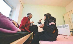 感动！女大学生带93岁奶奶一起上学