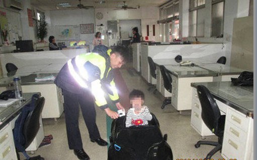 美食不可辜负!为吃肯德基,4岁男孩开玩具车行驶3公里 美食不可辜负!为吃肯德基,4岁男孩开玩具车行驶3公里