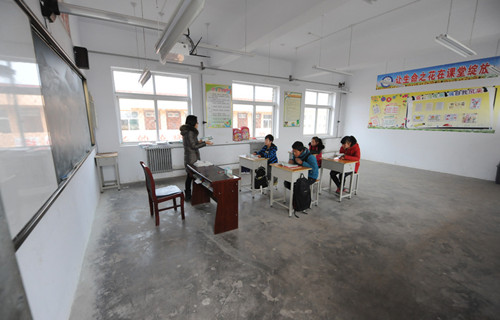 留守学校里仅有15名学生20名老师,现状值得关注 留守学校里仅有15名学生20名老师,现状值得关注