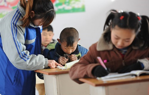 留守学校里仅有15名学生20名老师,现状值得关注 留守学校里仅有15名学生20名老师,现状值得关注