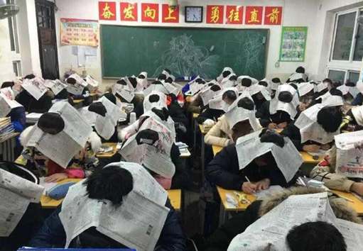 为防作弊竟让学生头戴报纸考试 你怎么看 为防作弊竟让学生头戴报纸考试 你怎么看