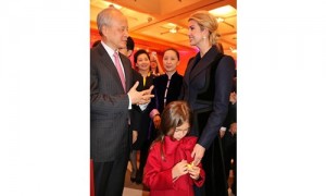 伊万卡携宝贝女儿出席中国使馆春节活动