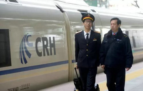 厉害了!祖孙三代都是火车司机 56年来把中国火车开了个遍 厉害了!祖孙三代都是火车司机 56年来把中国火车开了个遍