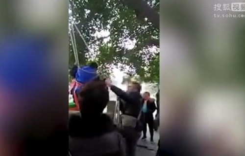 父亲把儿子吊在河边逼其学数学 儿子:求你了爸爸 父亲把儿子吊在河边逼其学数学 儿子:求你了爸爸