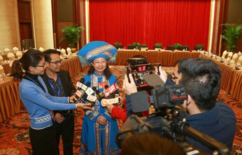 两会上女代表提出以女性为中心的思想 两会上女代表提出以女性为中心的思想