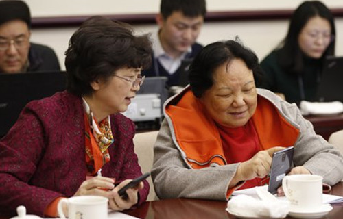 两会上女代表提出以女性为中心的思想 两会上女代表提出以女性为中心的思想