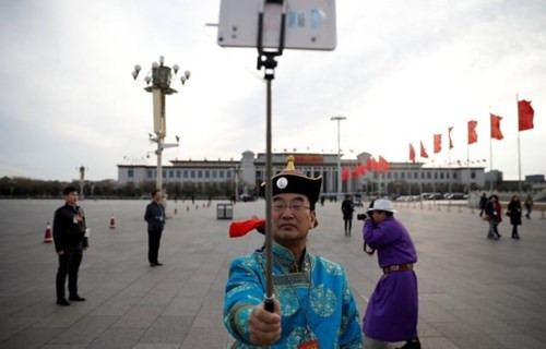 两会报告:2017年中国GDP增长目标下移为6.5%左右 两会报告:2017年中国GDP增长目标下移为6.5%左右