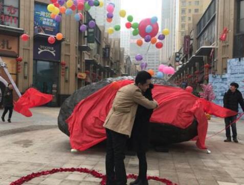 男友花百万买33吨陨石向女友求婚 网友:来自星星的你 男友花百万买33吨陨石向女友求婚 网友:来自星星的你