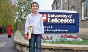 这才是真学霸！英国14岁少年成最年轻大学老师，被称人类计算机！