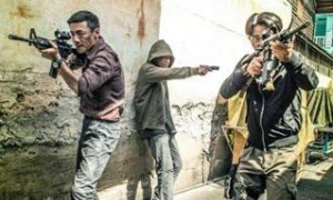 为制作一部全新犯罪题材影片，香港电影制片人与内地警察合作