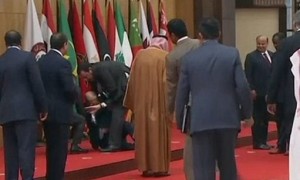 大写的尴尬：黎巴嫩总统话还没说就摔一跤
