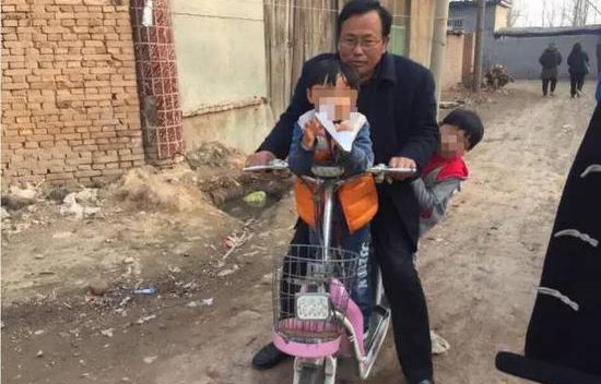 辱母杀人案进展:于欢不断收到捐款,杜父声称“杀人偿命”! 辱母杀人案进展:于欢不断收到捐款,杜父声称“杀人偿命”!