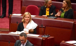 澳大利亚美女官员成全球首位在议会上母乳喂养的女政客