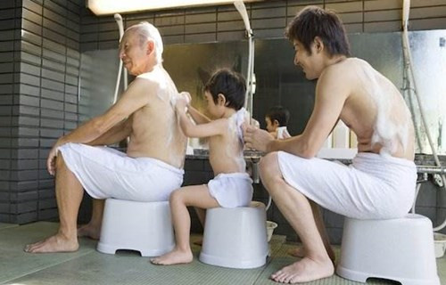 奇葩!日本澡堂开设裸体“学校”吸引顾客 奇葩!日本澡堂开设裸体“学校”吸引顾客