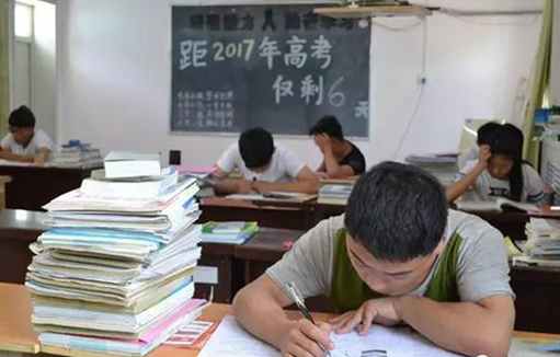 艾滋考生高考被区别对待引争议,你怎么看? 艾滋考生高考被区别对待引争议,你怎么看?