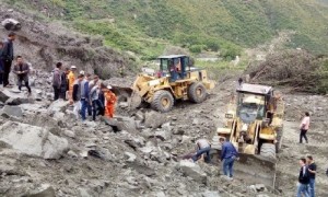 四川茂县山体垮塌 40余户100余人被掩埋