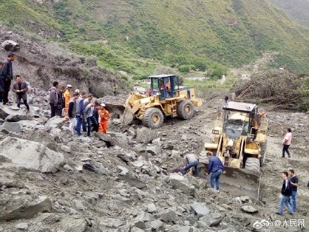 四川茂县山体垮塌 40余户100余人被掩埋 四川茂县山体垮塌 40余户100余人被掩埋