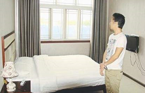 男人因为不想支付旅馆账单而在电话线上逃跑,被卡在中间 男人因为不想支付旅馆账单而在电话线上逃跑,被卡在中间