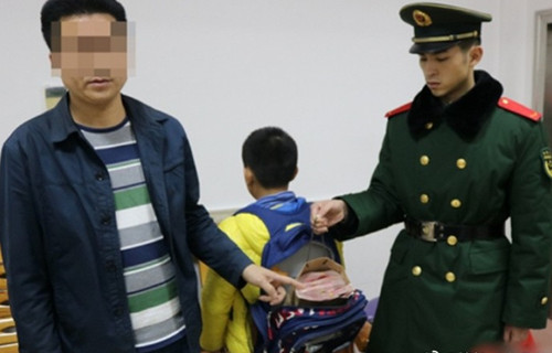 广东一11岁小学生书包内装14万元现钞,神情慌张 广东一11岁小学生书包内装14万元现钞,神情慌张