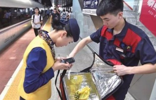 高铁外卖服务升级 带给旅客更好体验 高铁外卖服务升级 带给旅客更好体验
