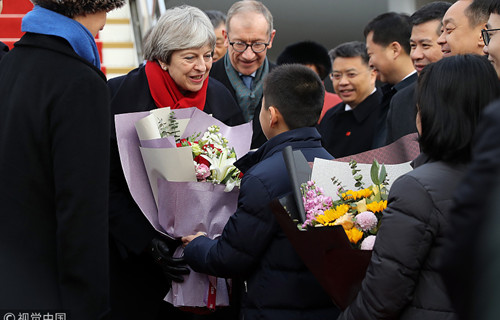 英国首相飞抵武汉开启访华之旅 首站前往武大 英国首相飞抵武汉开启访华之旅 首站前往武大