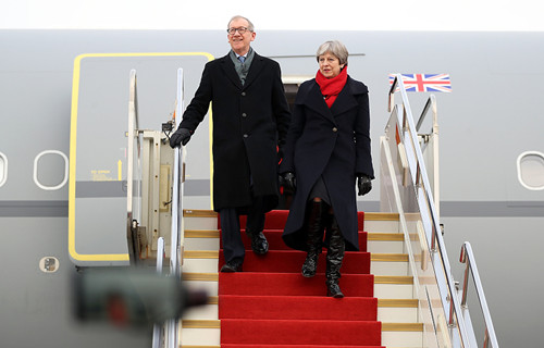 英国首相飞抵武汉开启访华之旅 首站前往武大 英国首相飞抵武汉开启访华之旅 首站前往武大
