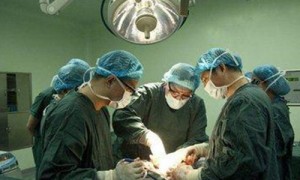 一女子腹部切除一个重达132磅的肿瘤
