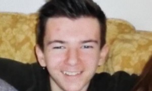 一名15岁英国男孩没赶上校车，其后冻死在路上