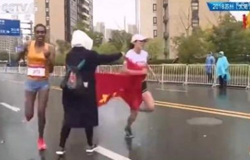 马拉松中国选手冲刺争冠被志愿者递国旗干扰 憾失金牌还受到指责 马拉松中国选手冲刺争冠被志愿者递国旗干扰 憾失金牌还受到指责