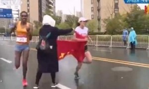 马拉松中国选手冲刺争冠被志愿者递国旗干扰 憾失金牌还受到指责