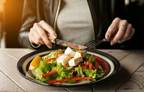 信吗?约会影响食量!和美女一起用餐你会吃得更少更健康 信吗?约会影响食量!和美女一起用餐你会吃得更少更健康