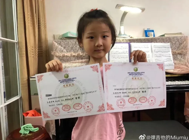 太厉害!南京6岁女孩弹吉他火到外网,外国网友组团为她伴奏 太厉害!南京6岁女孩弹吉他火到外网,外国网友组团为她伴奏