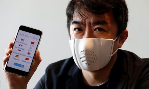 日本研发出智能口罩 可以将对话翻译成8种语言