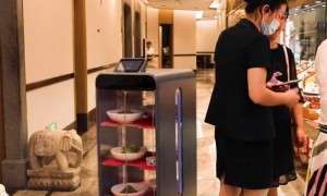 为减少人与人接触 韩国餐厅启用送餐机器人