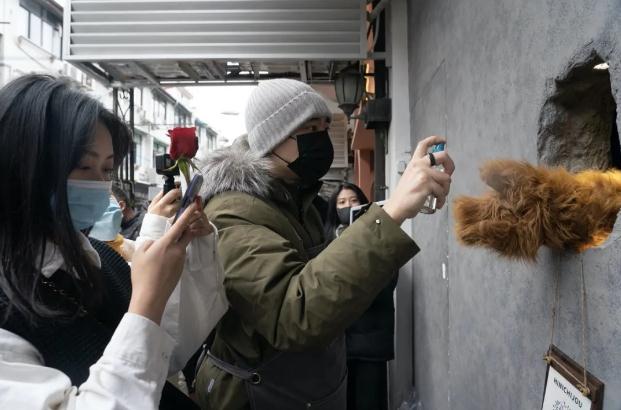 “熊爪”咖啡店火了!背后的故事更暖心…… “熊爪”咖啡店火了!背后的故事更暖心……