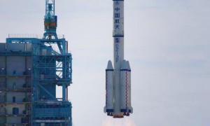 新闻热词:神舟十二号载人飞船 Shenzhou XII manned spacecraft