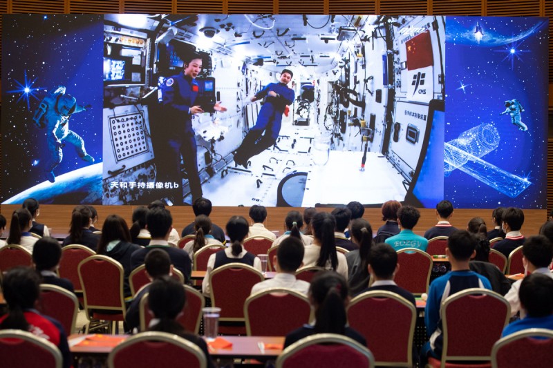 宇航员空间站太空授课,太空授课用英语怎么说?