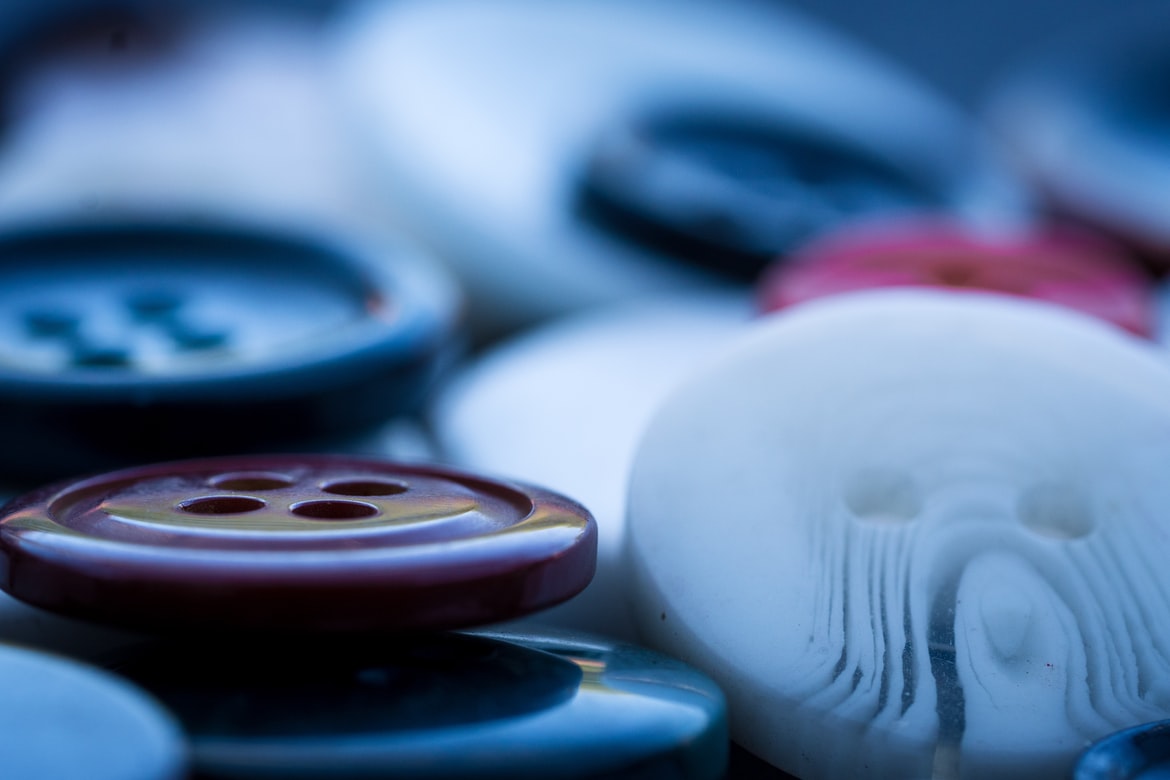 push one\'s buttons是按扣子还是按按钮?都不是… push one\'s buttons是按扣子还是按按钮?都不是…