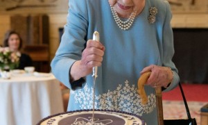 英国女王新冠阳性，英国将解除防疫措施与病毒共存
