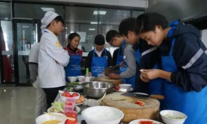 中小学生将学习做饭、种菜引热议，今天你的孩子劳动了吗？